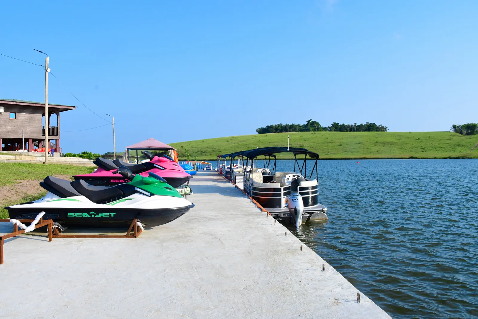 Jet-skis et bateaux au ponton de La Cité des Grands Lacs.