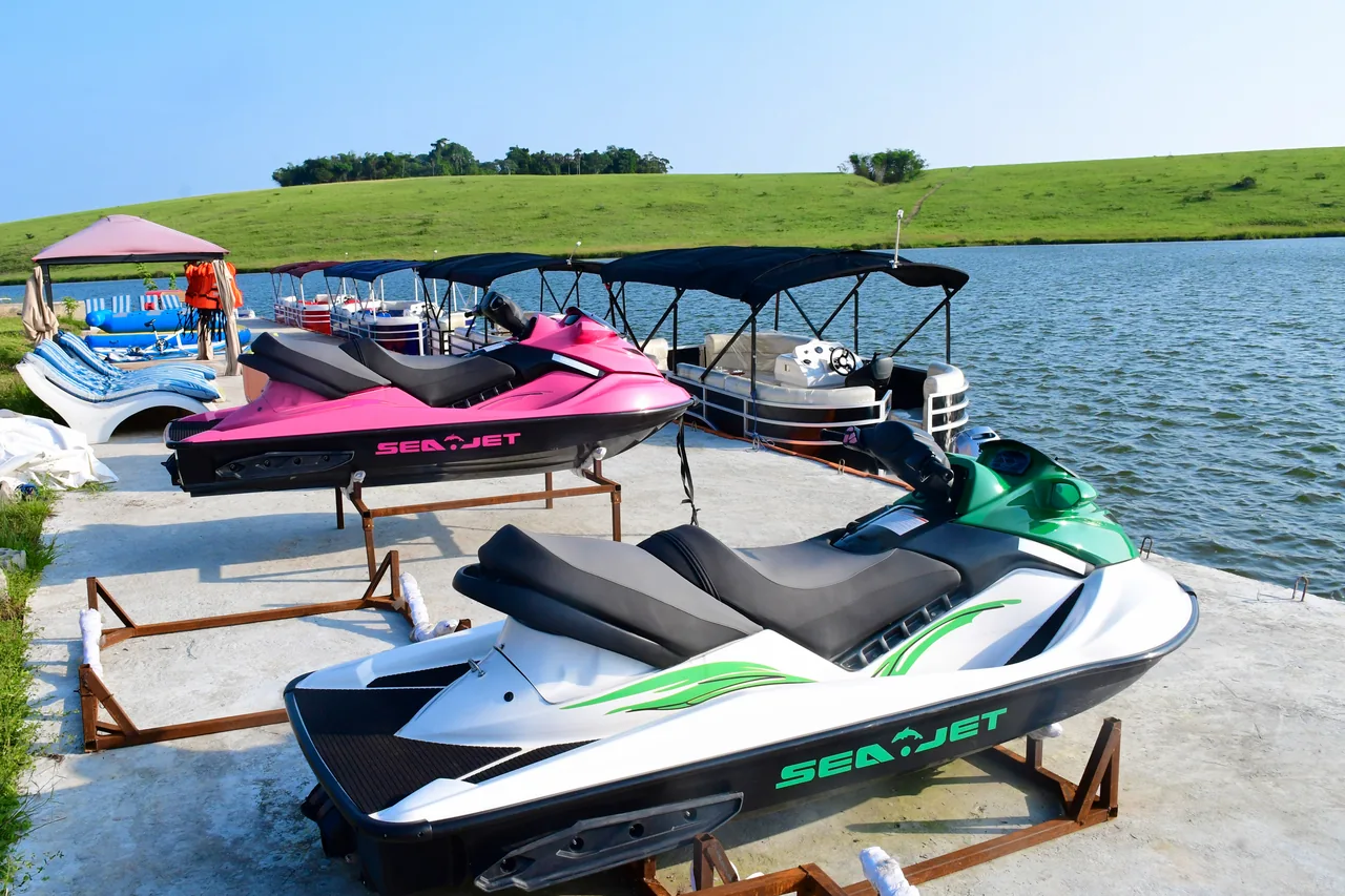 Les jet-skis au ponton de La Cité des Grands Lacs.