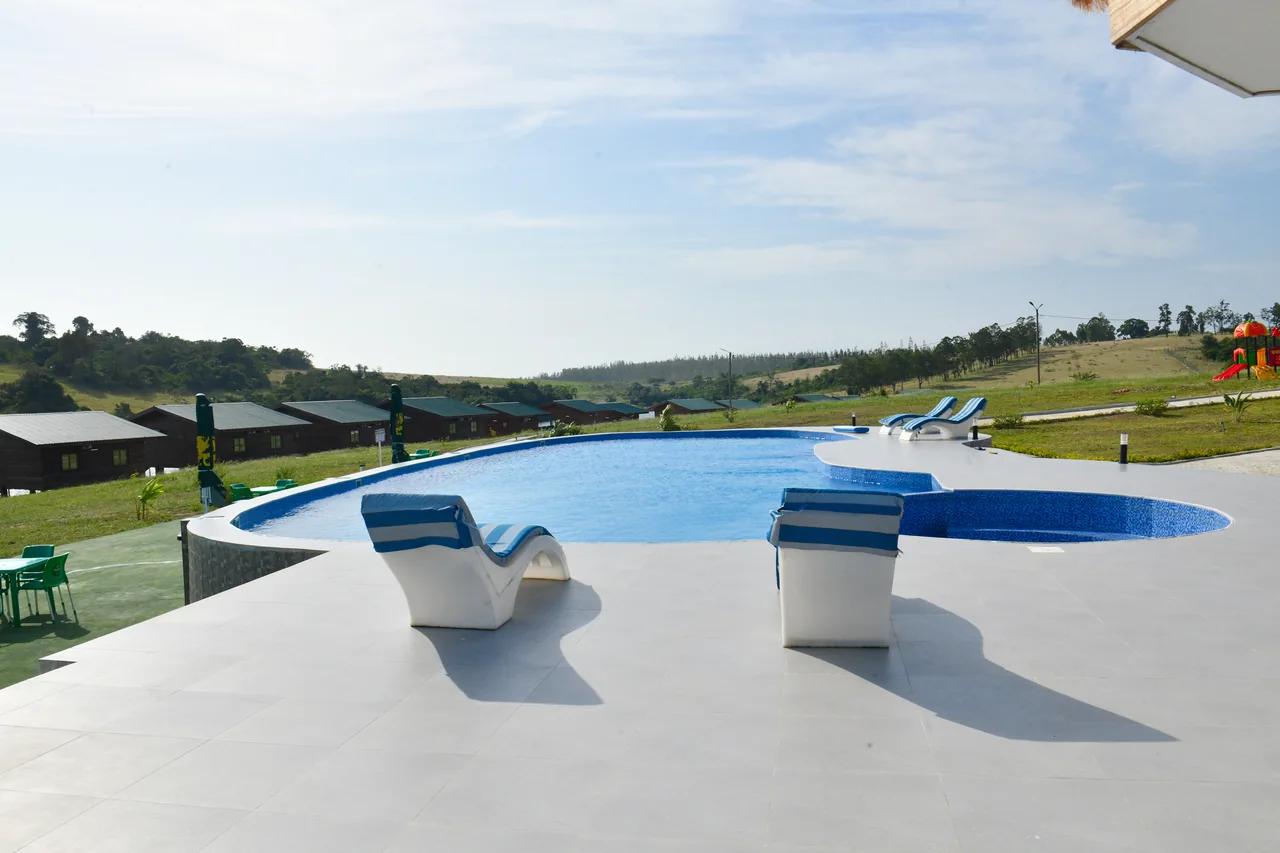 La piscine et ses fauteuils immergés.