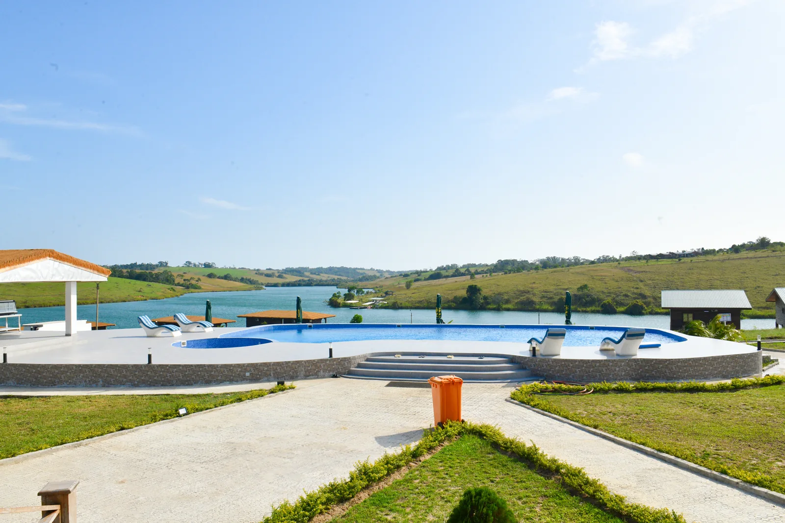 La piscine de La Cité des Grands Lacs, avec vue sur le lac.