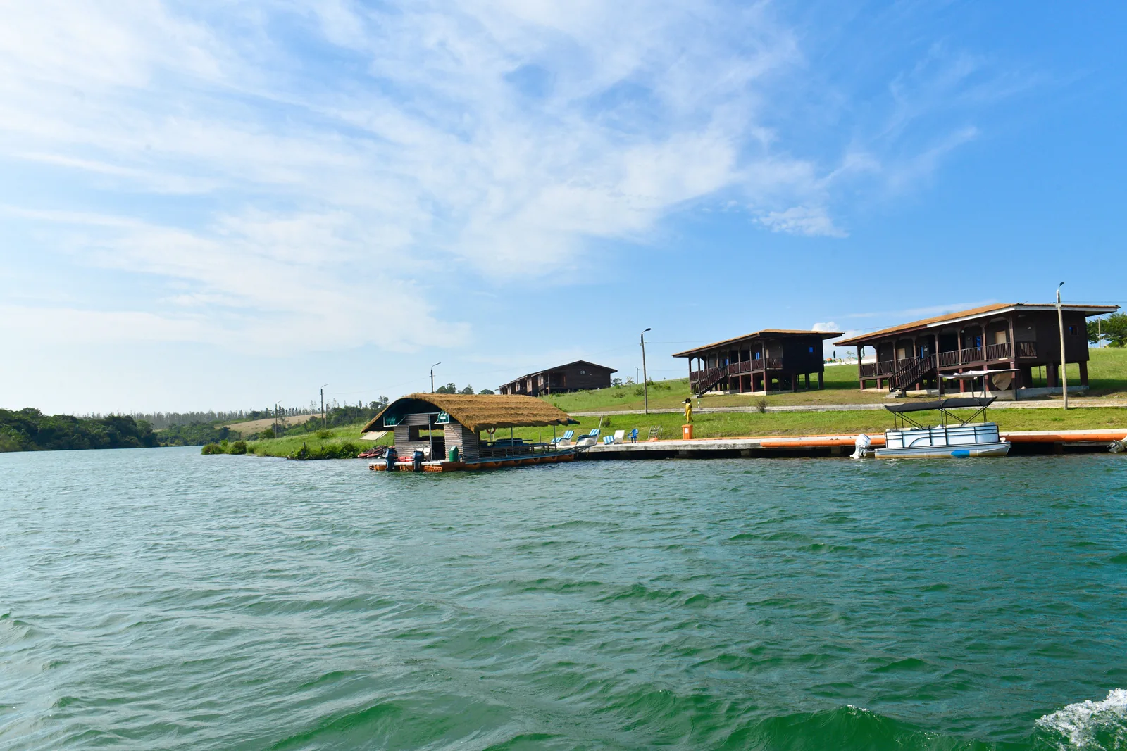Le domaine et ses hébergements vus depuis le lac.